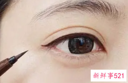 怎样画出勾魂开眼角妆