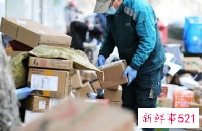 专家提醒尽量不要将快递包装带进家中