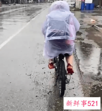 湖北8岁男孩随父骑行150公里到河南