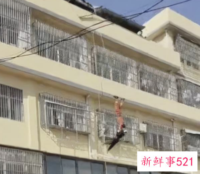 群众寒夜追悼救人牺牲消防员