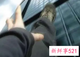 梦见在高楼边缘很害怕掉落