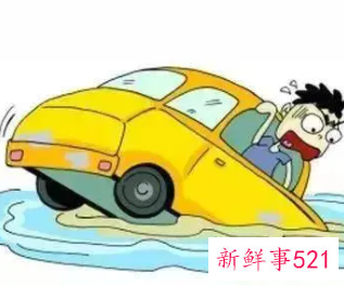 梦见车进水寓意