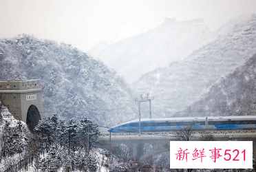 京张高铁冬奥列车吸引众多“火车迷”打卡