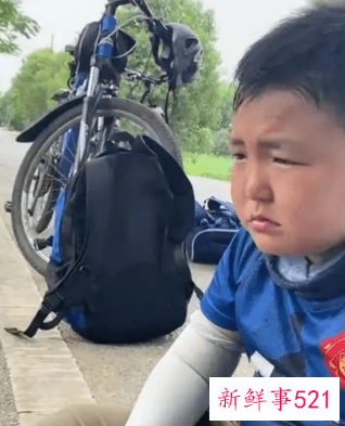 湖北8岁男孩随父骑行150公里到河南