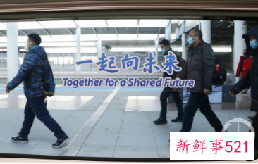 京张高铁冬奥列车吸引众多“火车迷”打卡