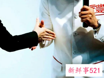 接待客户的时候给客户倒水