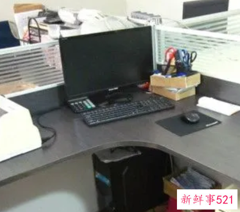 女生办公桌旺事业的办公室位置