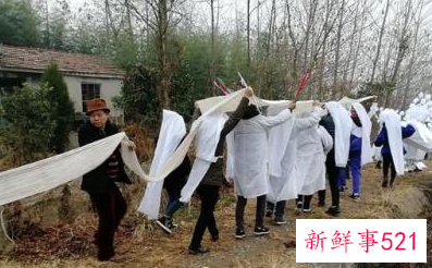 老人死后谁捧灵位