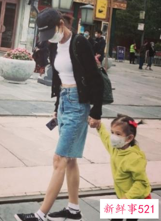 曹云金官宣恋情，前妻唐菀晒照“比耶”