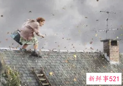 梦见站在楼顶是什么意思