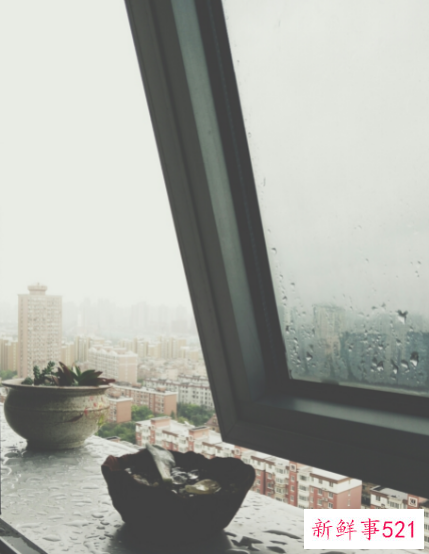 梦见下雨关窗户预示着什么