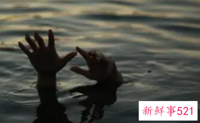 梦见亲人在水中