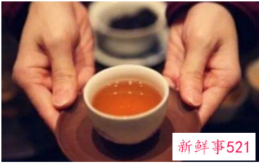 接待客户的时候给客户倒水