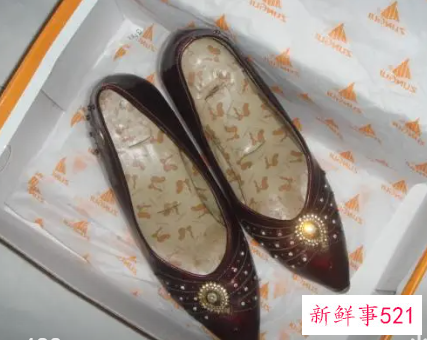 梦见穿别人的旧花鞋