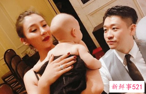 曹云金官宣恋情，前妻唐菀晒照“比耶”