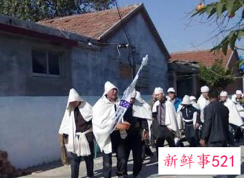 老人死后谁捧灵位