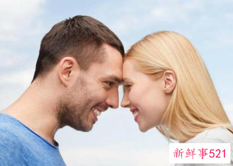 男女对视感觉都定住了