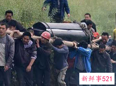 老人死后谁捧灵位