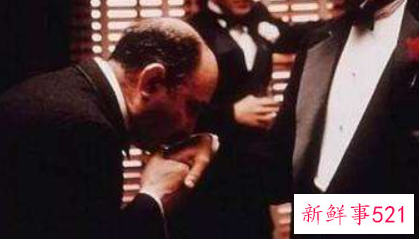 梦见老人吻了我的手