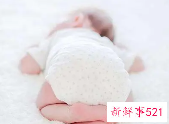 一个月以内的宝宝应该怎样睡