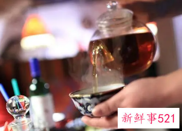 接待客户的时候给客户倒水