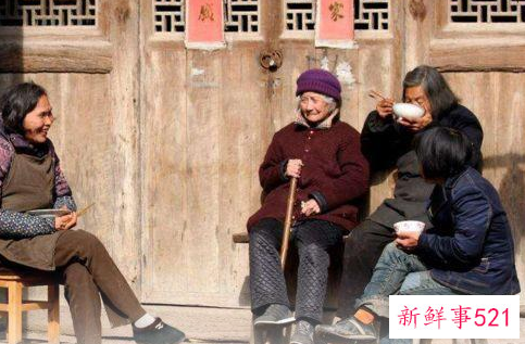 老人死后谁捧灵位