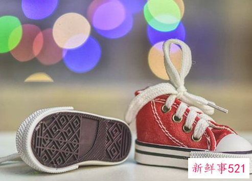 梦见别人拿旧鞋子给我