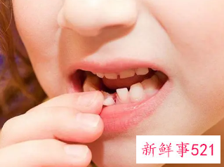 梦见牙齿松动脱落吐出一把