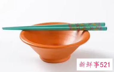 筷子横放在碗上的寓意