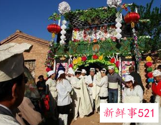 老人死后谁捧灵位