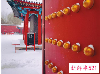 家长开铲车去学校清雪详细情况