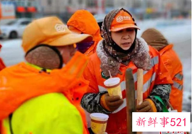 家长开铲车去学校清雪详细情况