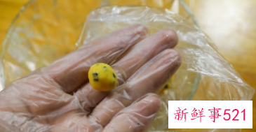 芝麻蛋黄小饼的做法