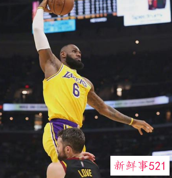 詹姆斯上演海报式隔扣,湖人重回西部第9