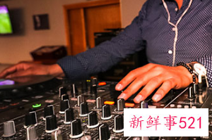 录视频怎么加字幕和配音