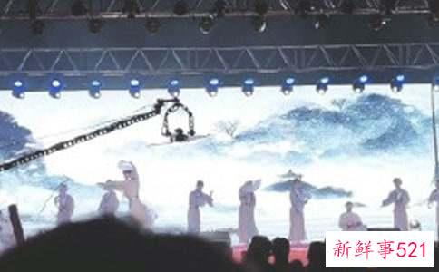 梦见妈妈在台上表演