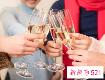 梦见和别人一起喝啤酒是什么意思