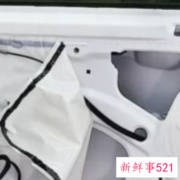 小卡片掉进车窗玻璃缝隙里面了