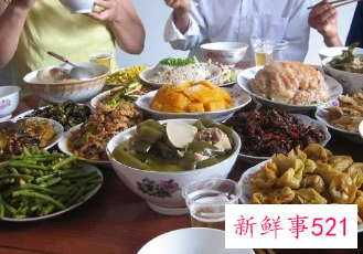 梦见吃饭时有人送菜