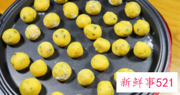 芝麻蛋黄小饼的做法