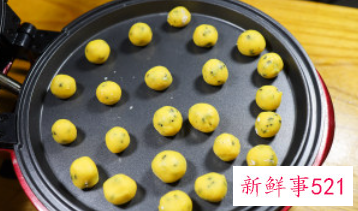 芝麻蛋黄小饼的做法