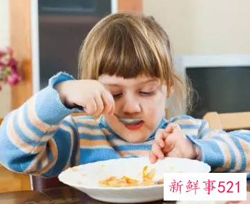 餐桌前的小绅士需从小开始培养