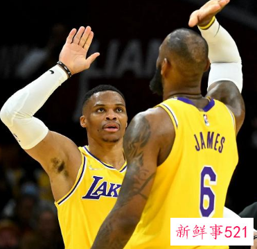 詹姆斯上演海报式隔扣,湖人重回西部第9