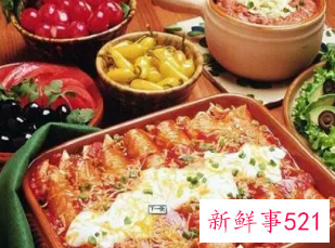 梦见吃饭时有人送菜