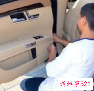 小卡片掉进车窗玻璃缝隙里面了