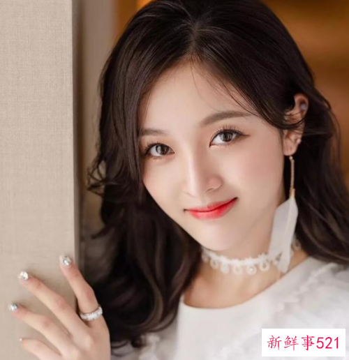 26岁吴宣仪资助弟弟创业