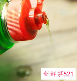 洗洁精祛除油污的原理