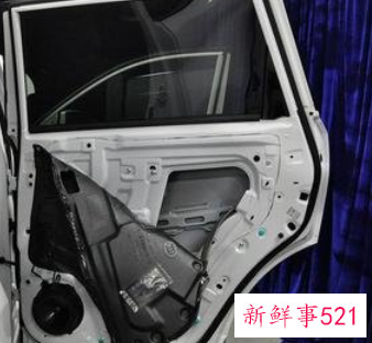 小卡片掉进车窗玻璃缝隙里面了