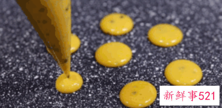 芝麻蛋黄小饼的做法