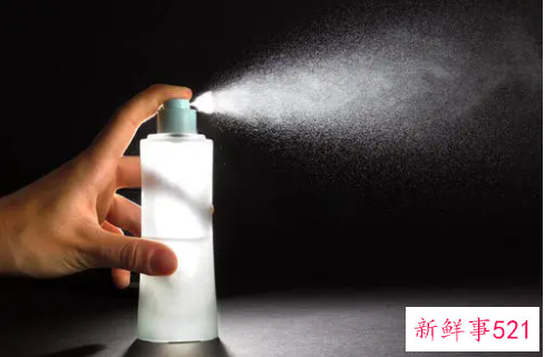 梦见给别人的衣服上洒香水